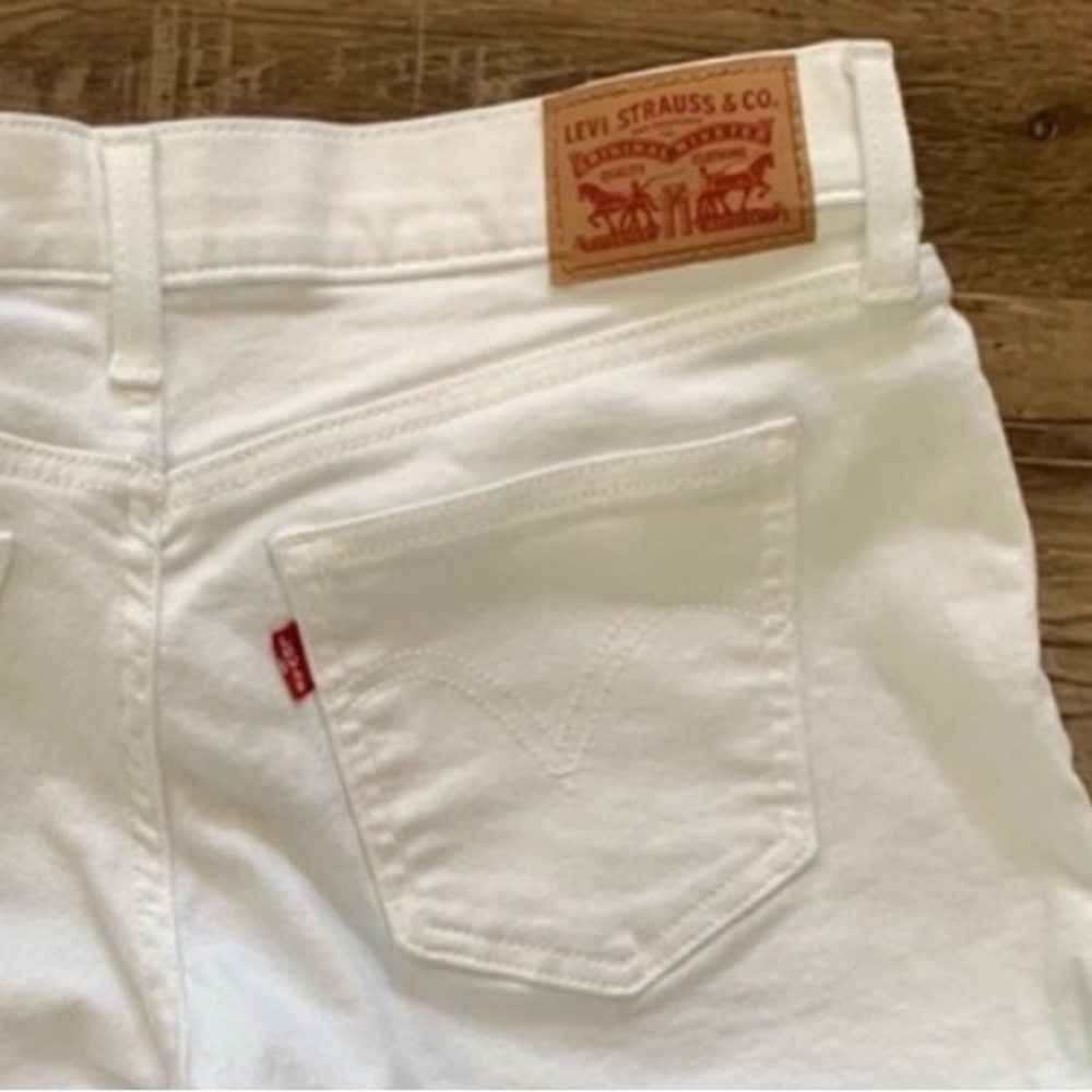 Levi's Classic White Shorts Sz 28 - Picture 4 of 6